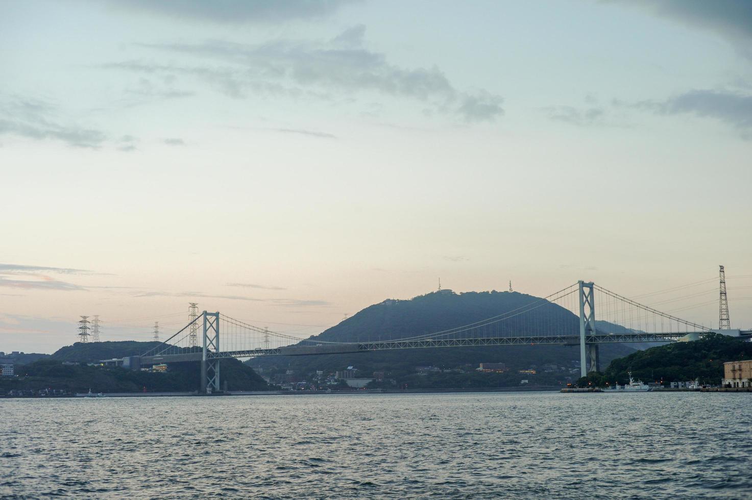 paisagem da cidade e vista da montanha com vista do mar em primeiro plano foto