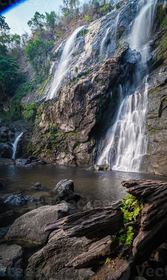 cachoeira khlong lan, belas cachoeiras no parque nacional klong lan da tailândia foto