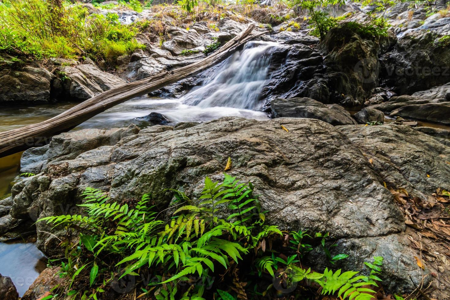 khlong nam lai cachoeira, lindo cachoeiras dentro klong lan nacional parque do Tailândia foto