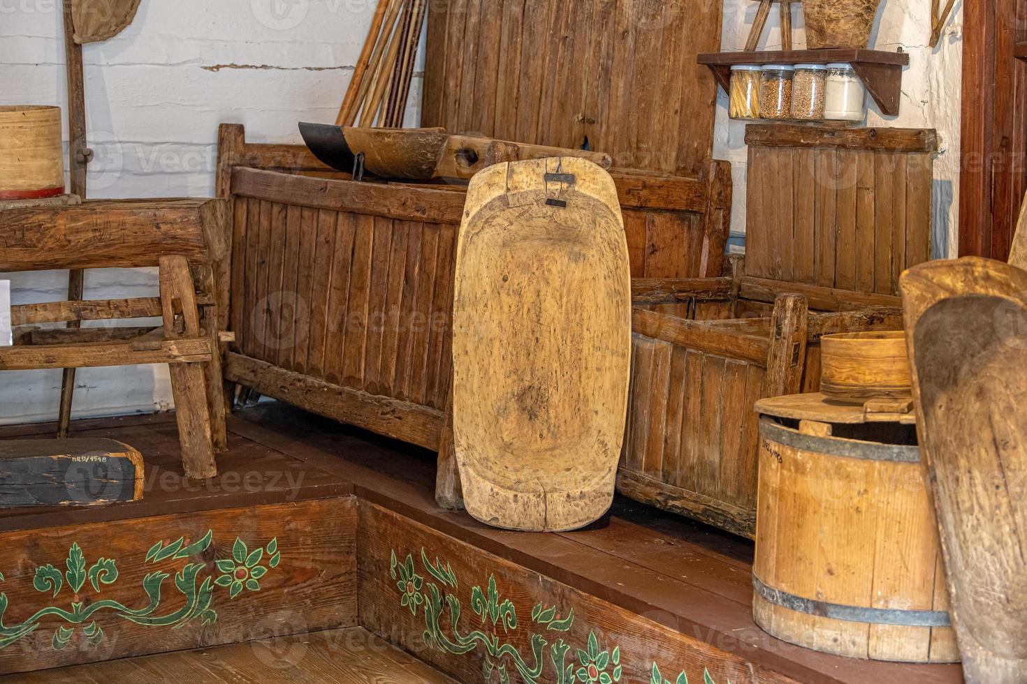 Antiguidade de madeira etnográfico Itens a partir de uma Fazenda dentro uma de madeira cabana dentro a ar livre museu foto