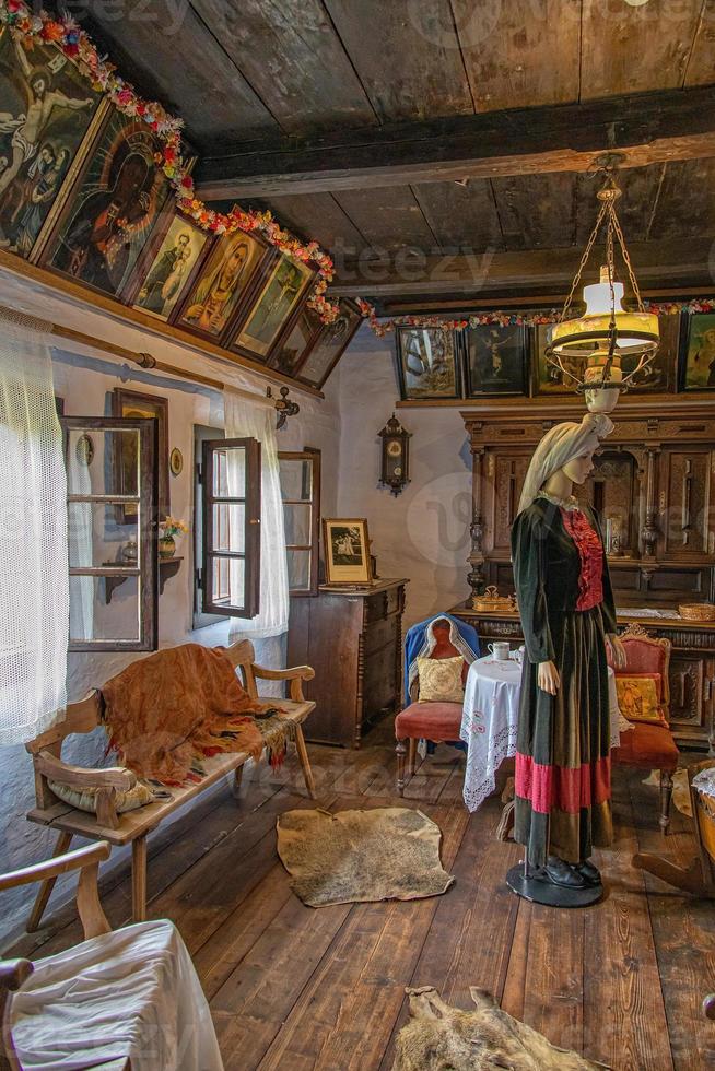 interior do uma histórico cabana dentro a ar livre museu foto