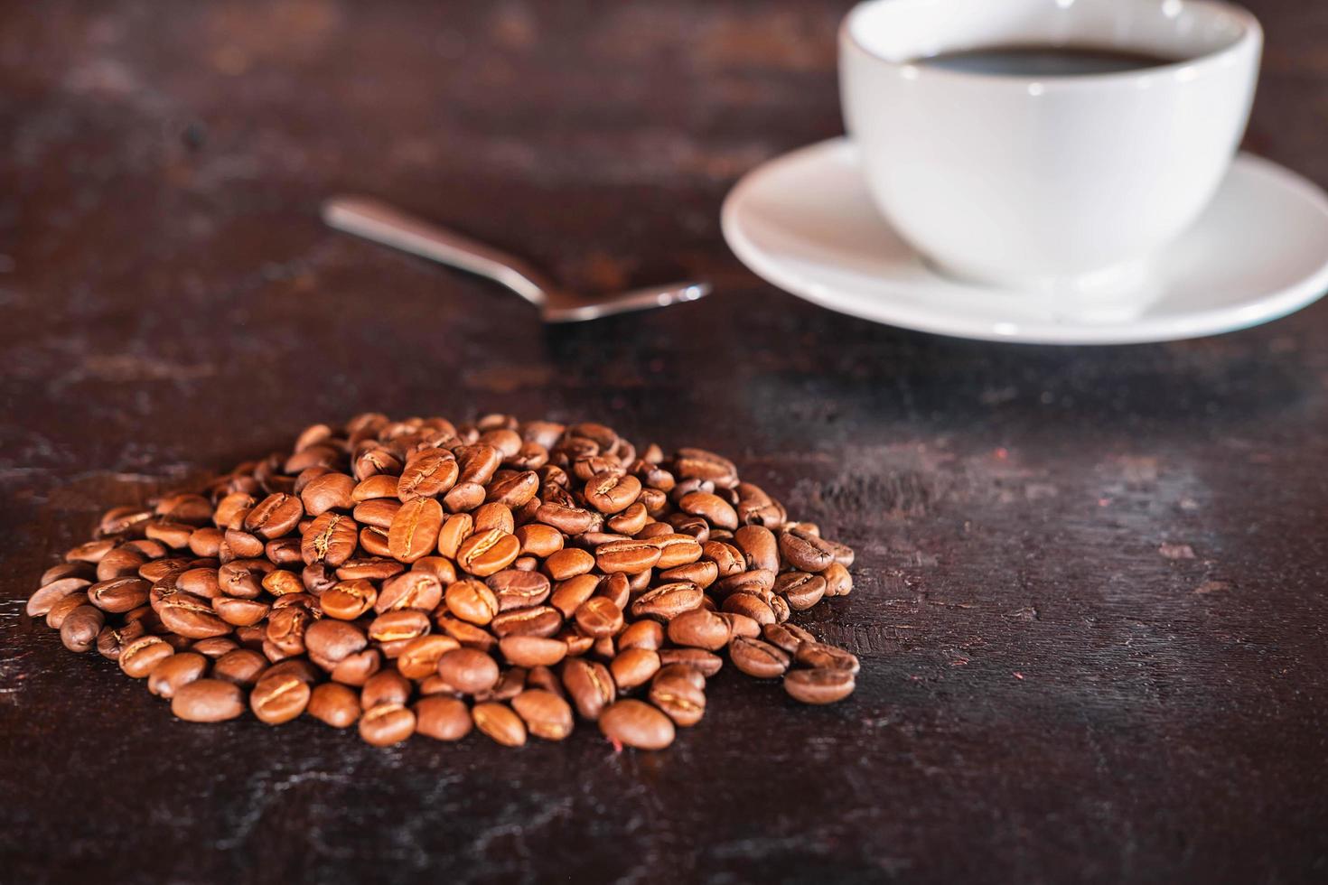 grãos de café e xícara de café foto