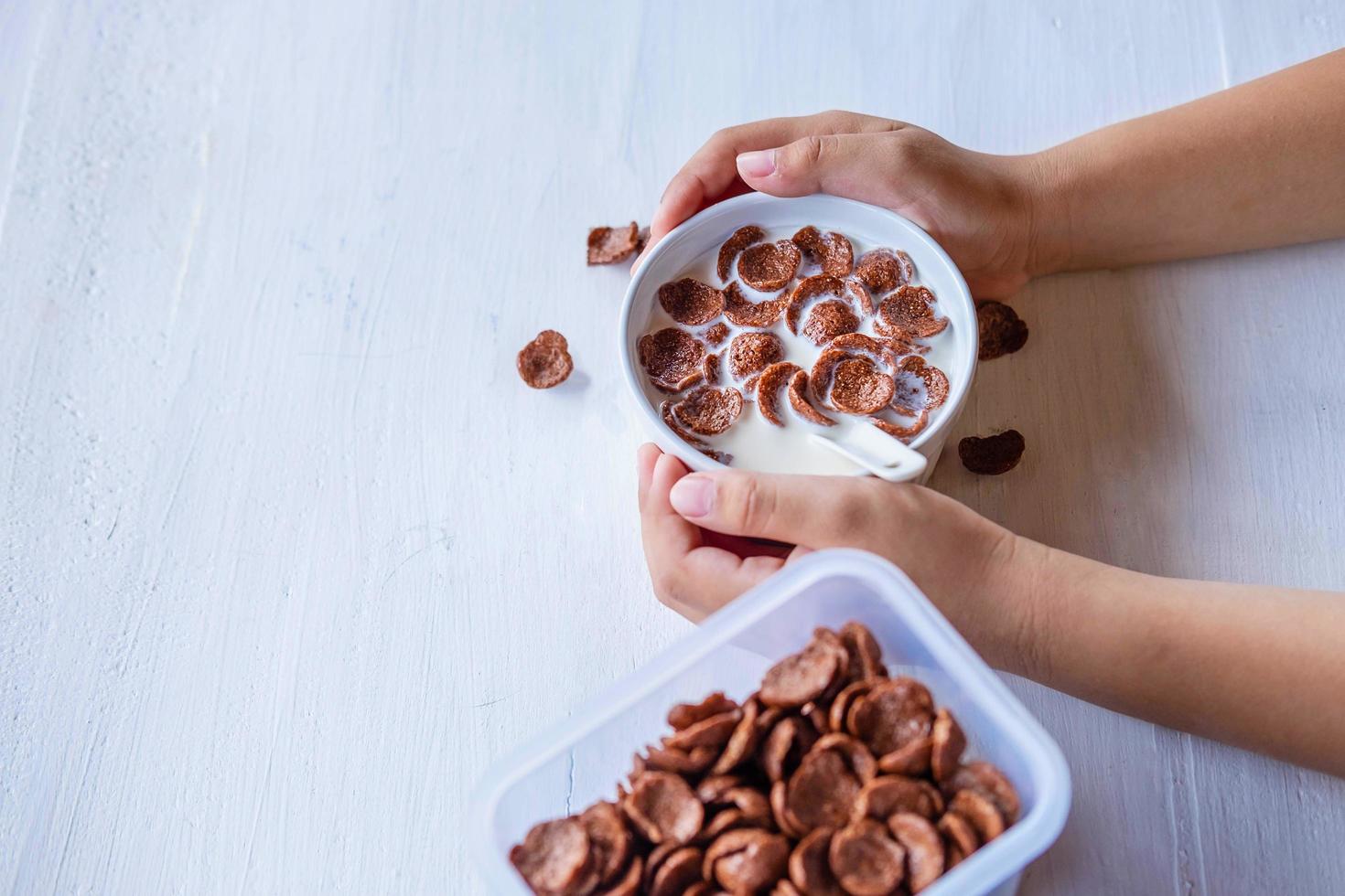 tigela de cereal nas mãos foto