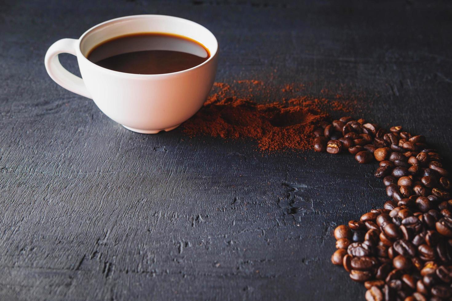 xícara de café com feijão foto