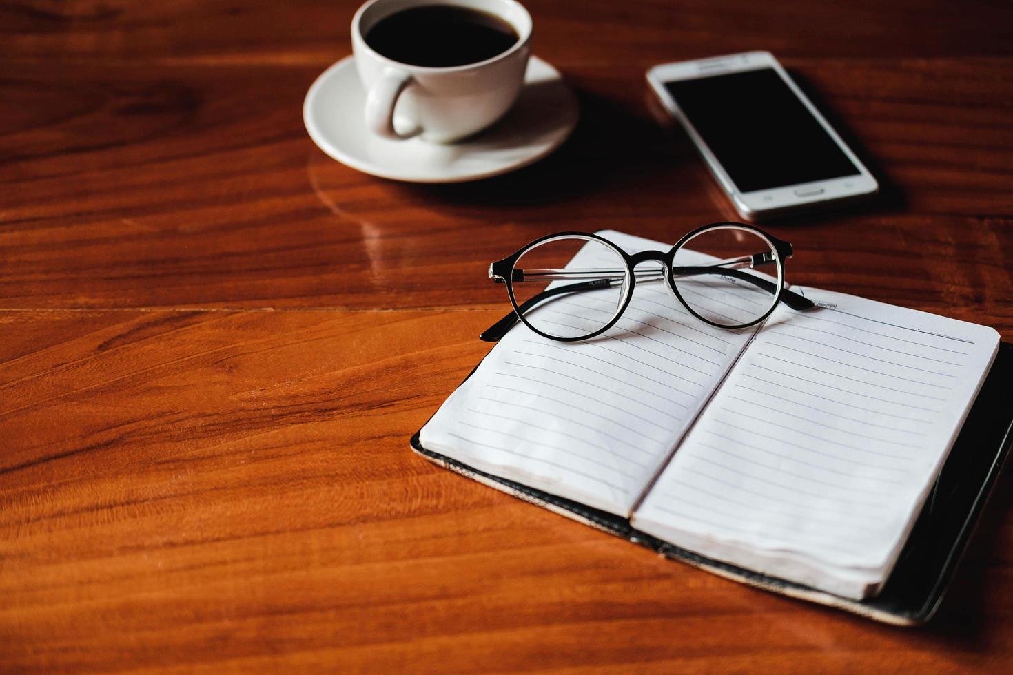 itens de escritório em uma mesa foto