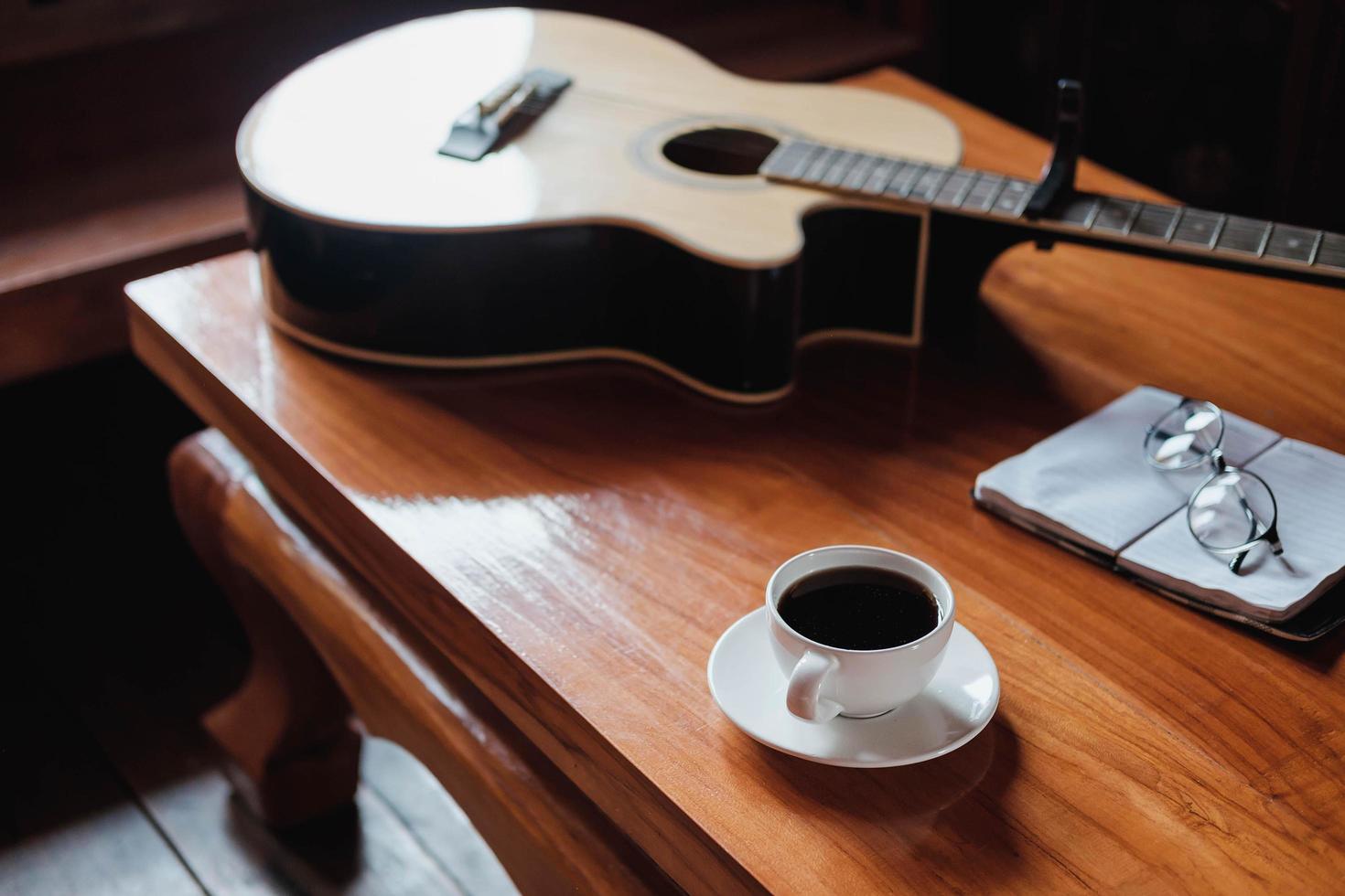 guitarra e café foto