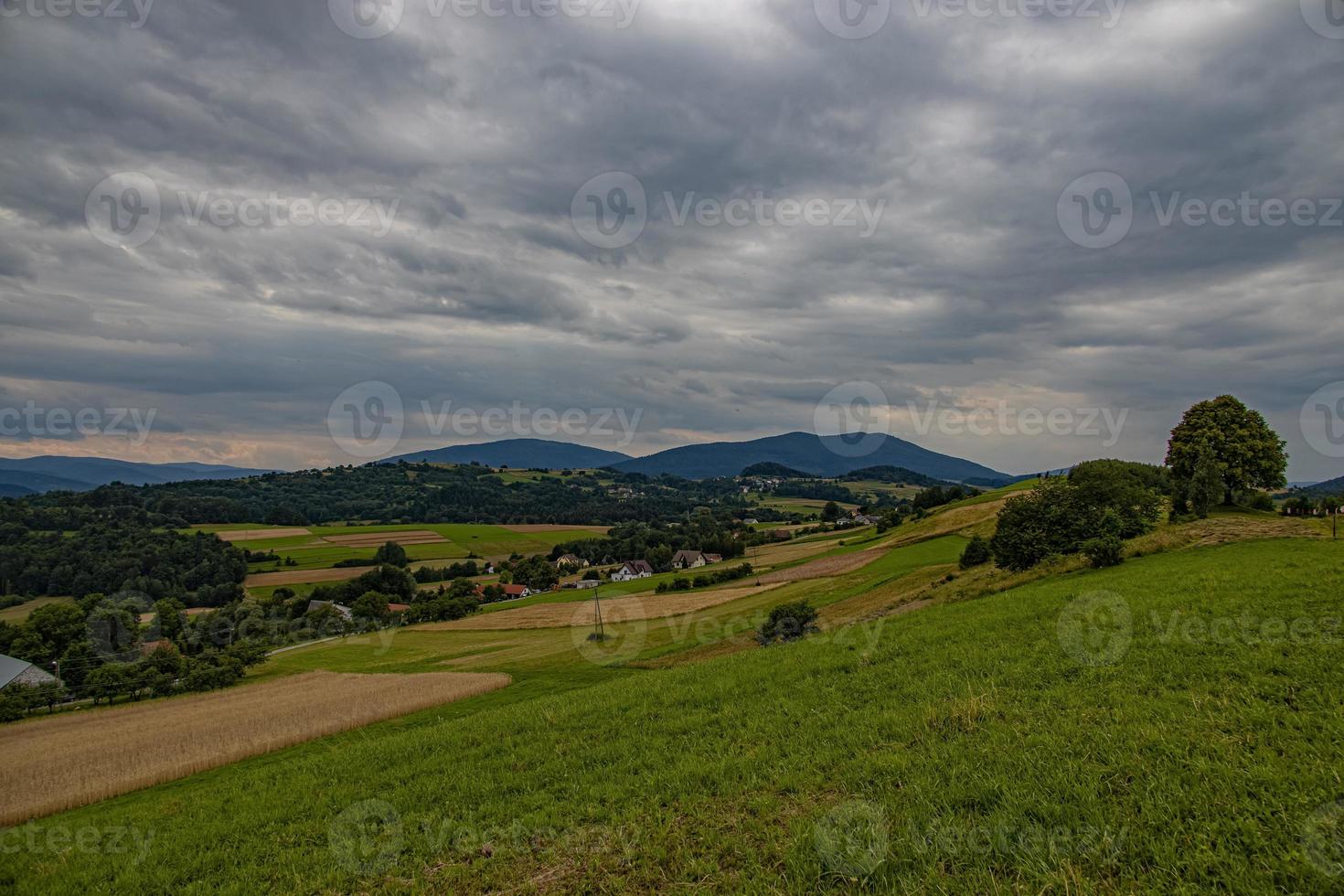 verão panorama com polonês montanhas em uma nublado dia foto