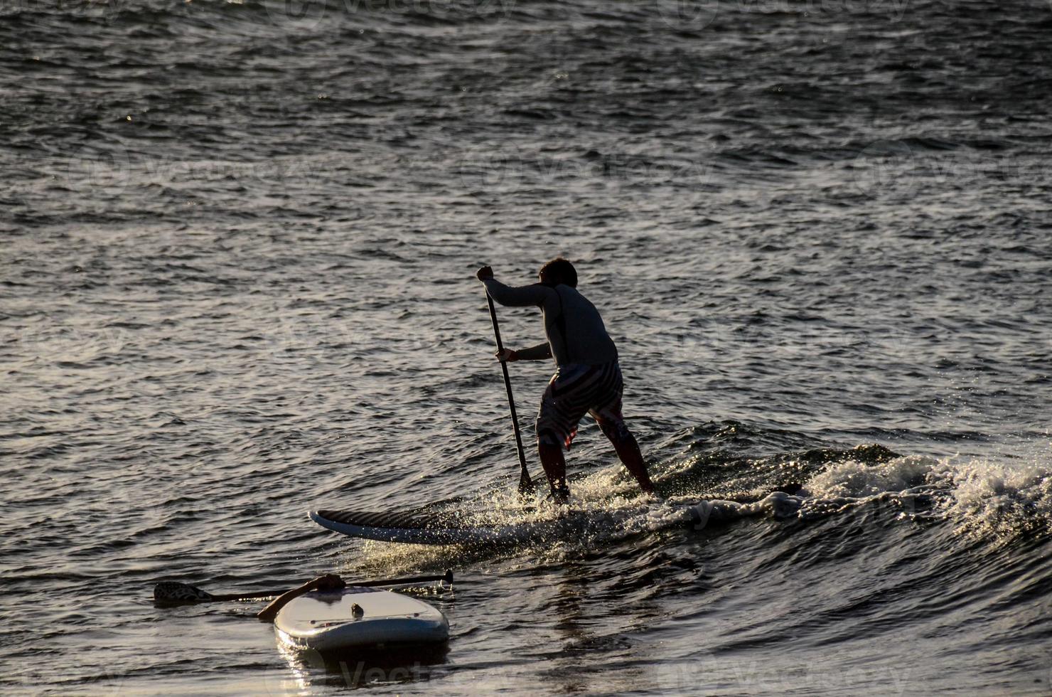 a silhueta do uma homem contra a fundo do a mar foto