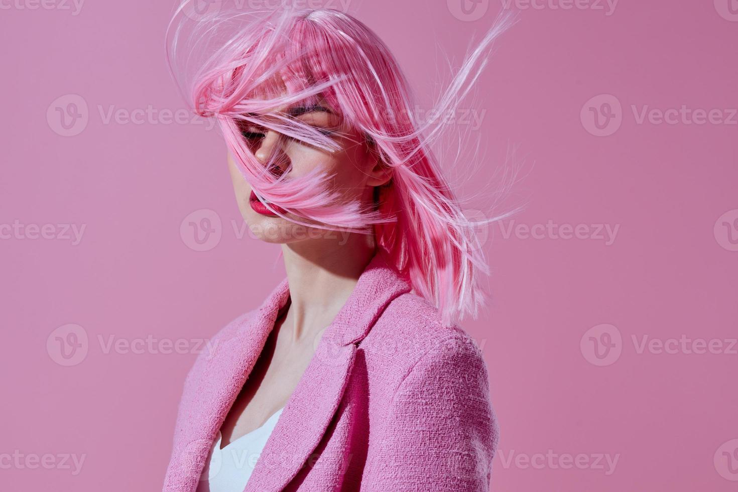 jovem mulher moderno estilo Rosa cabelo vermelho lábios moda cor fundo inalterado foto