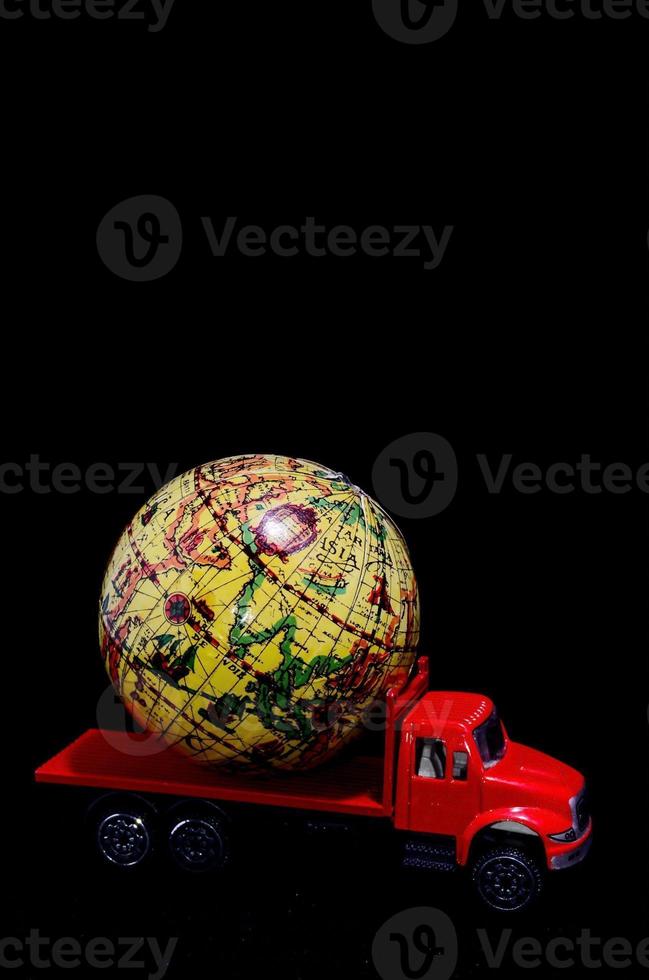 vermelho brinquedo caminhão com uma globo foto