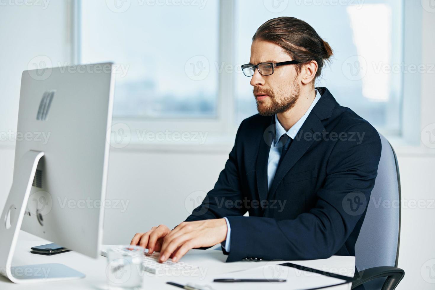 homem dentro uma terno às a escrivaninha com óculos trabalhos estilo de vida foto