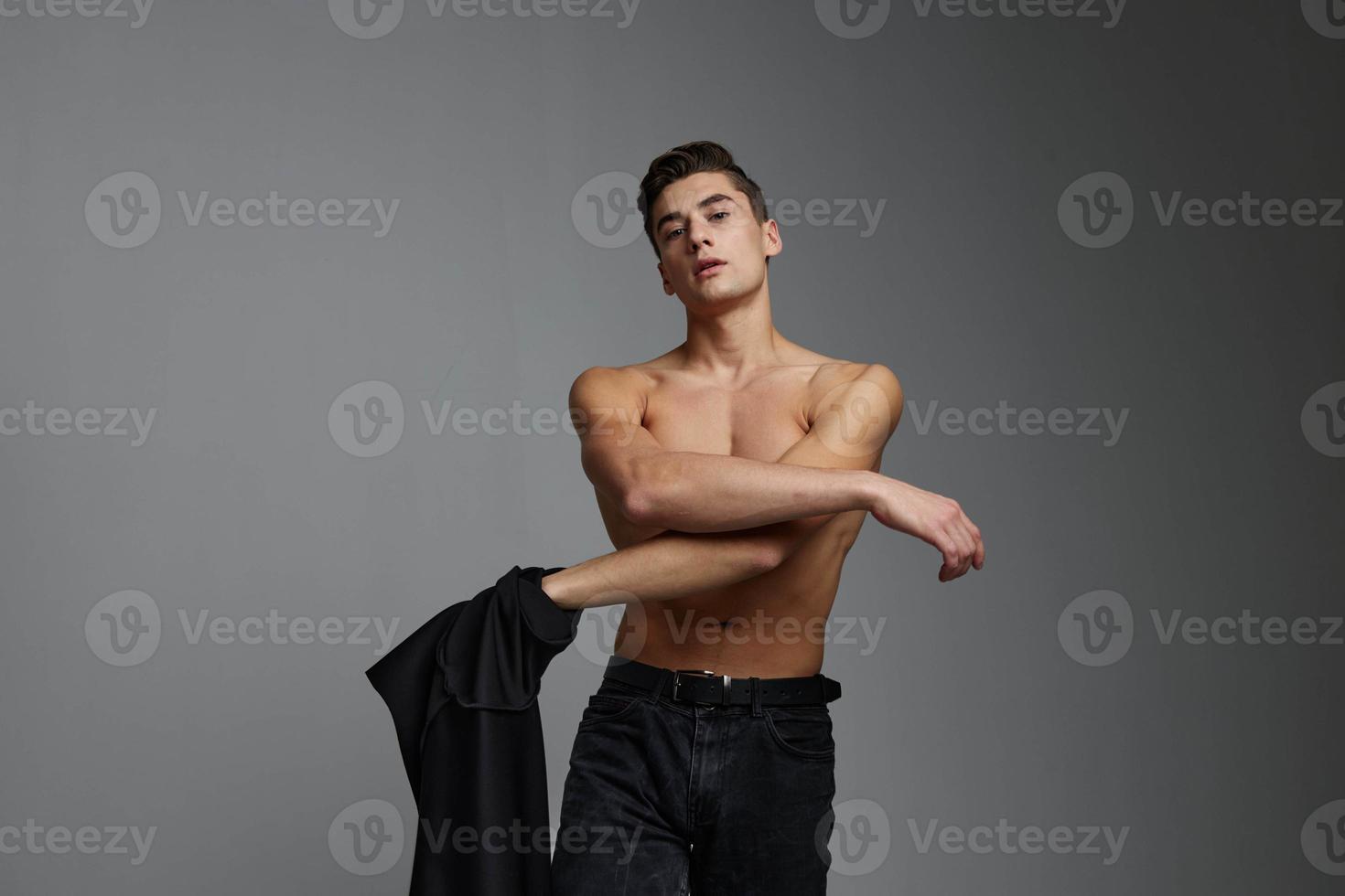 bonito masculino nu Preto camisa isolado fundo posando foto