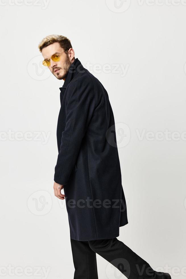 bonito homem com óculos Preto casaco moda moderno estilo luz fundo foto