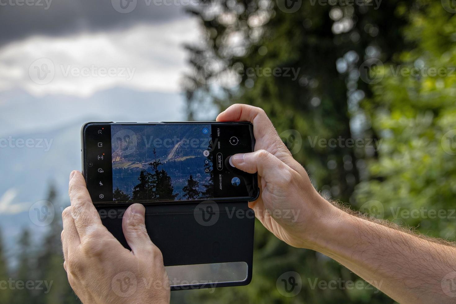 levando uma foto durante período de férias dentro a montanhas com seu Smartphone