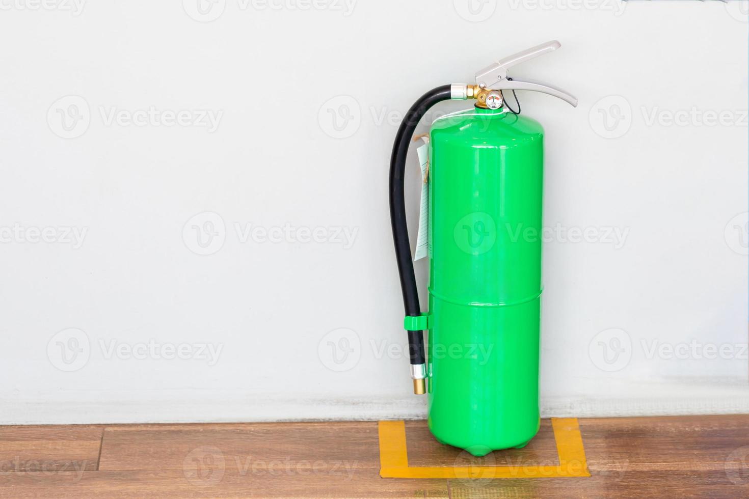 fogo extintores acessível dentro fogo emergências, segurança conceitos foto