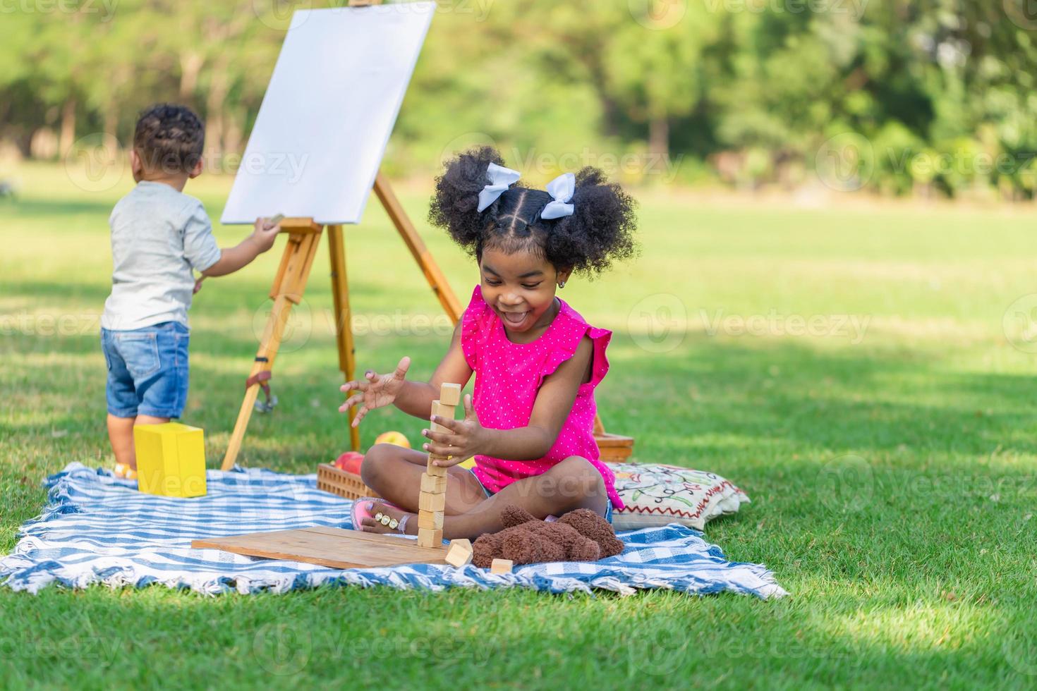 irmã e irmão jogando ar livre, fofa crianças estão jogando dentro parque, Garoto e menina jogar dentro Jardim foto