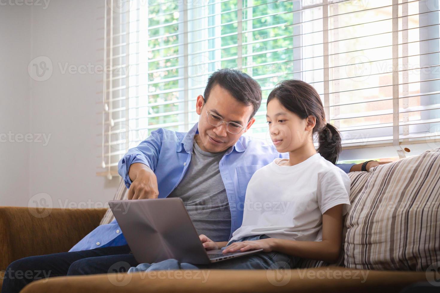 Família Asian, Mãe Filha, Tocando, Piano, Pai, Violão Jogo, Em, Faixa  Familiar, Casa, Conceito, Para, Relacionamento Familiar Fotos, retratos,  imágenes y fotografía de archivo libres de derecho. Image 87483713