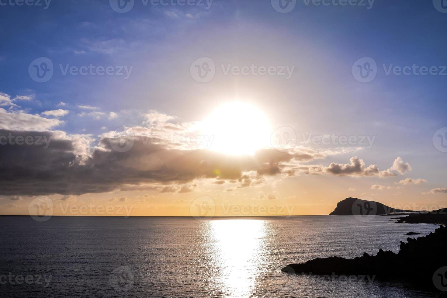 pôr do sol sobre o mar foto