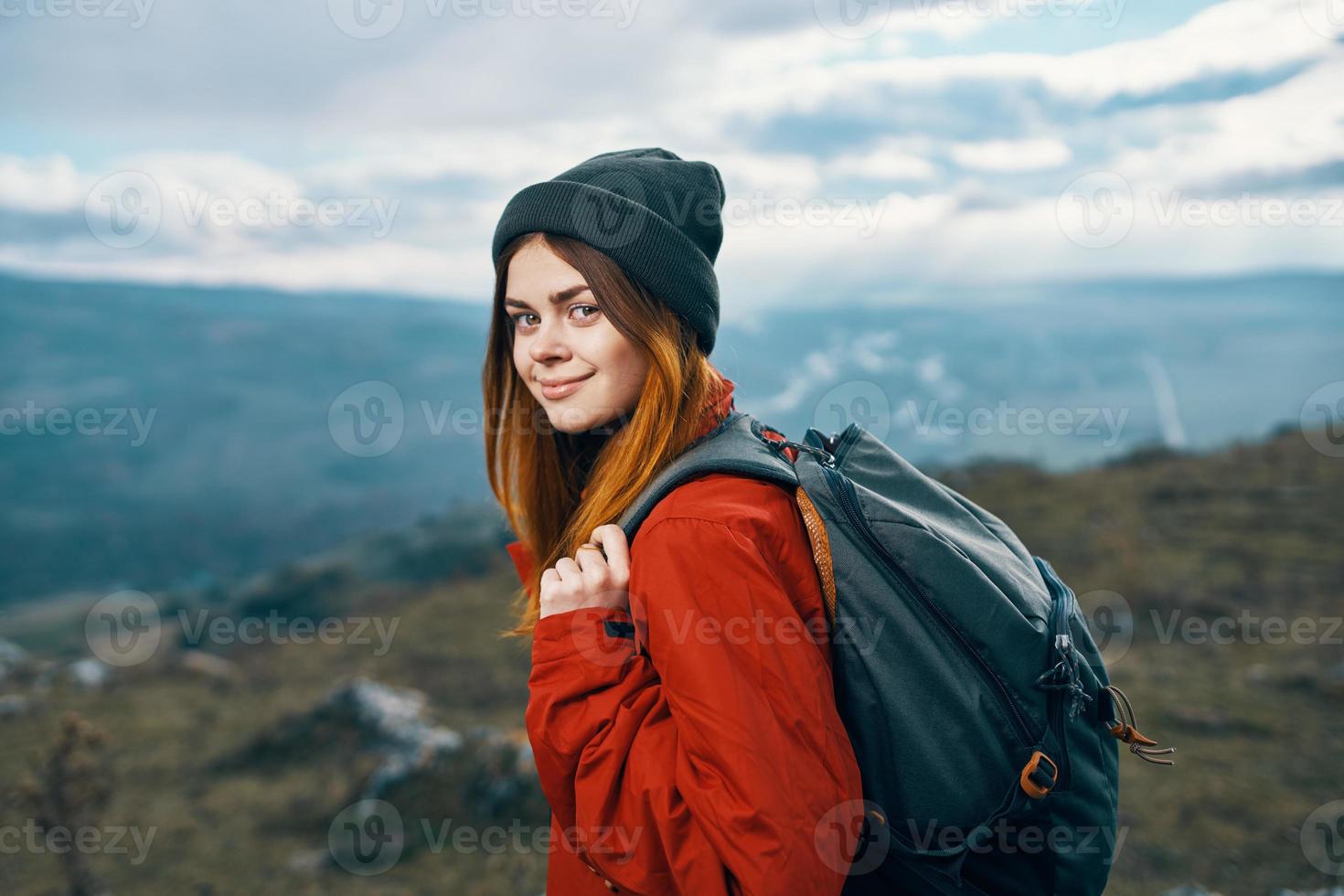 jovem viajante com mochila e montanhas dentro a fundo panorama céu nuvens foto