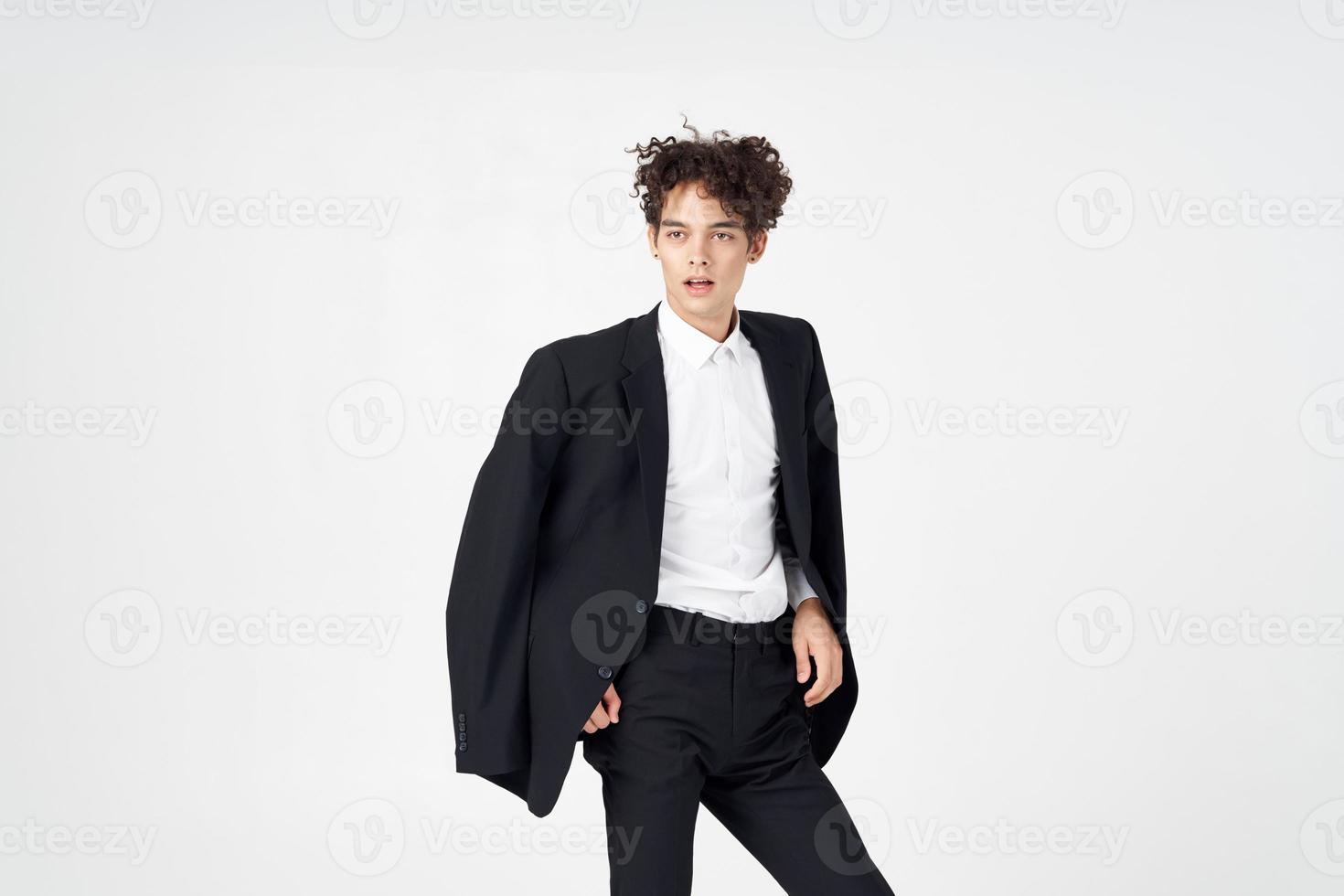 homem dentro terno moda moderno estilo posando estilo de vida foto