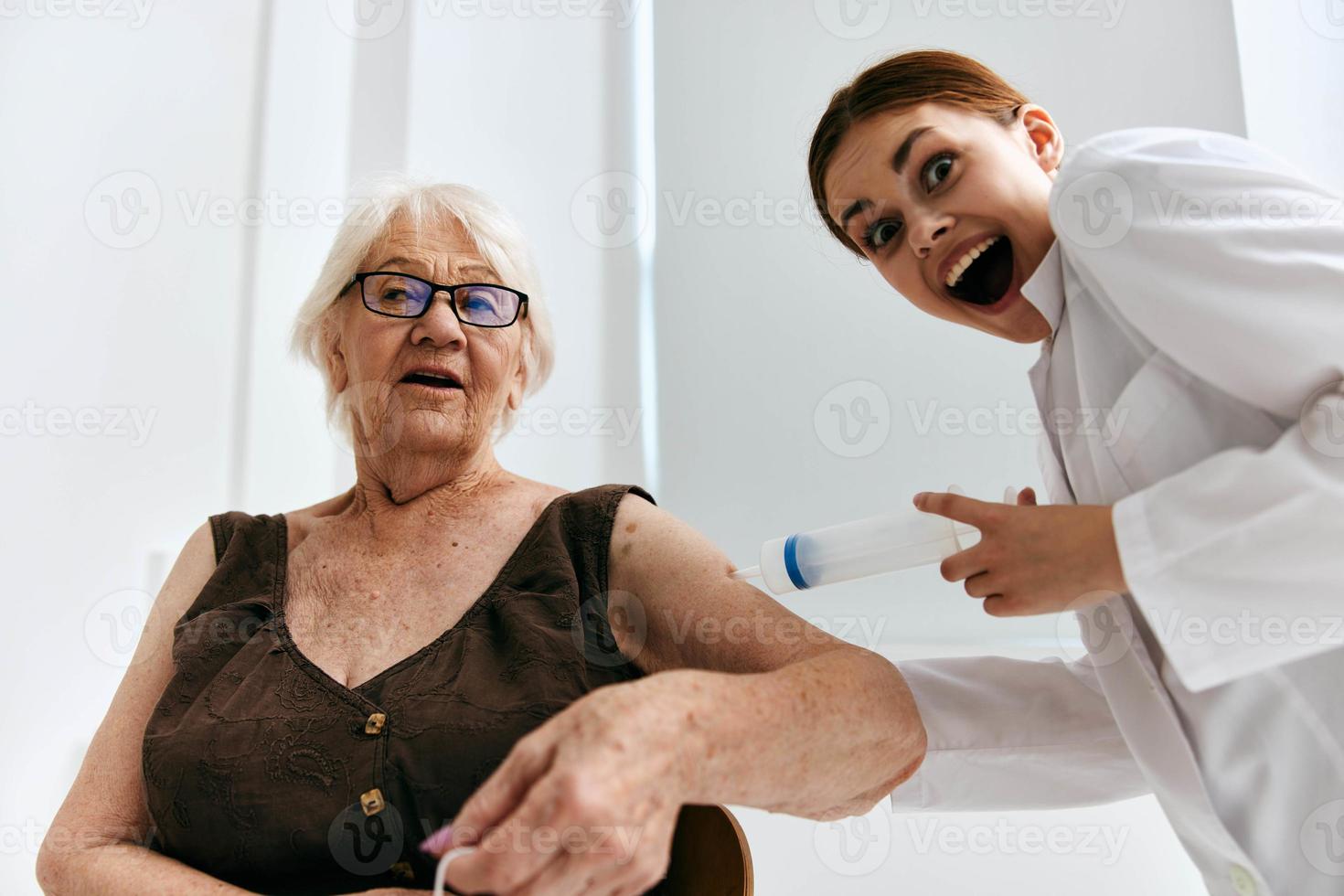 enfermeira injetando Mais velho mulher grande seringa Diversão foto