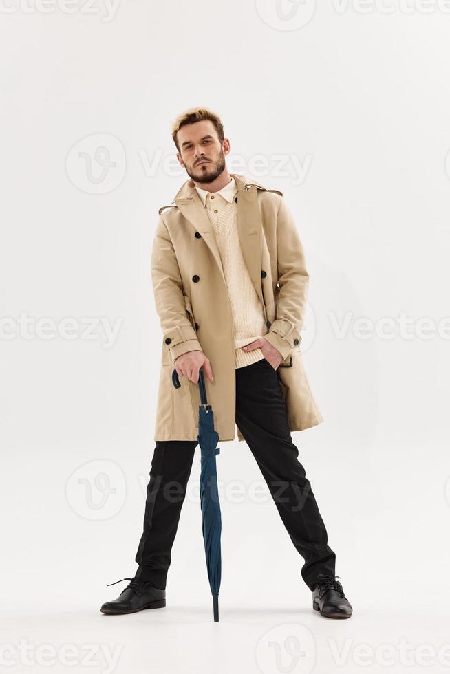 bonito homem casaco moderno estilo de vida acessórios cheio altura foto