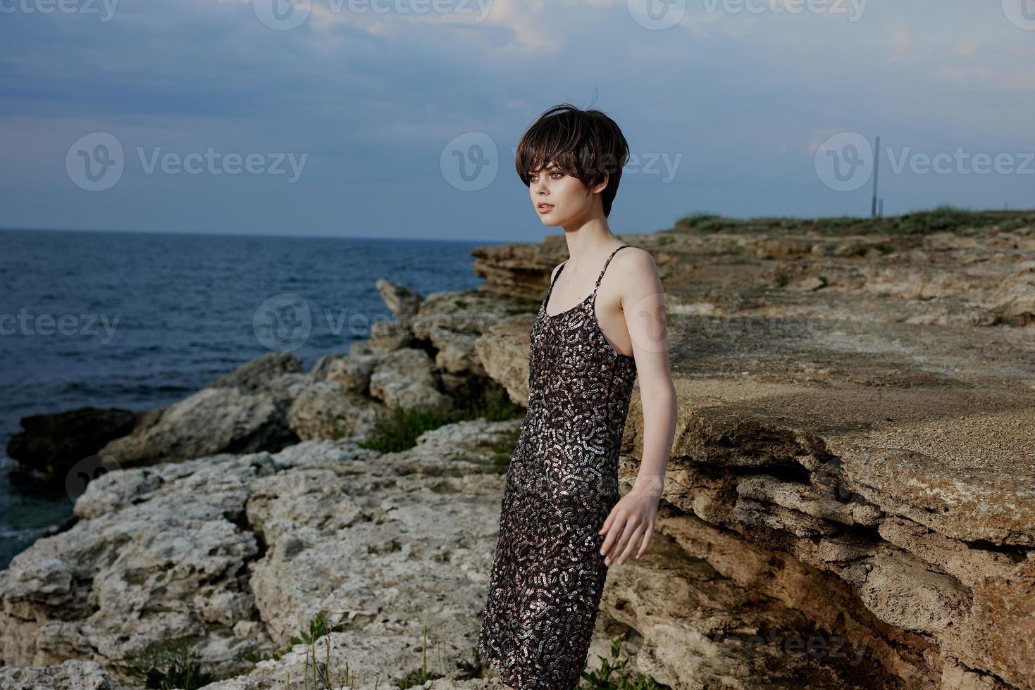 bonita mulher dentro vestir posando pedras panorama inalterado foto