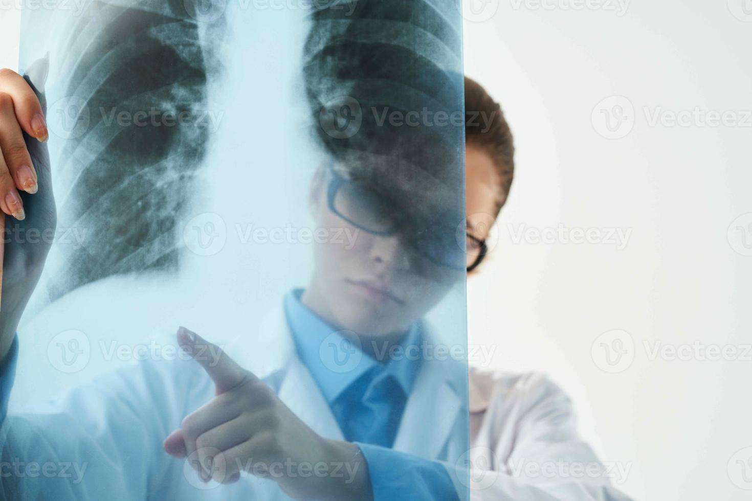 fêmea médico médico face mascarar pesquisa raio X do paciente foto