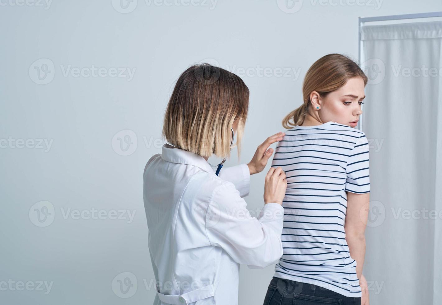 médico mulher dentro médico vestido com estetoscópio escuta para pacientes coração foto