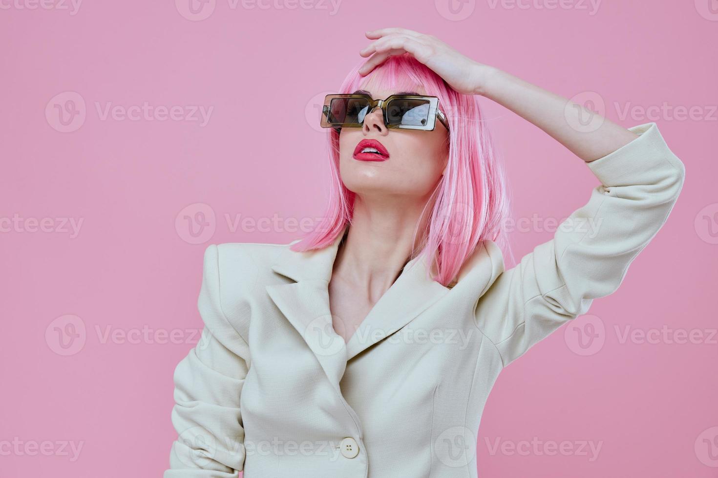 lindo elegante menina moderno estilo Rosa cabelo oculos de sol cor fundo inalterado foto