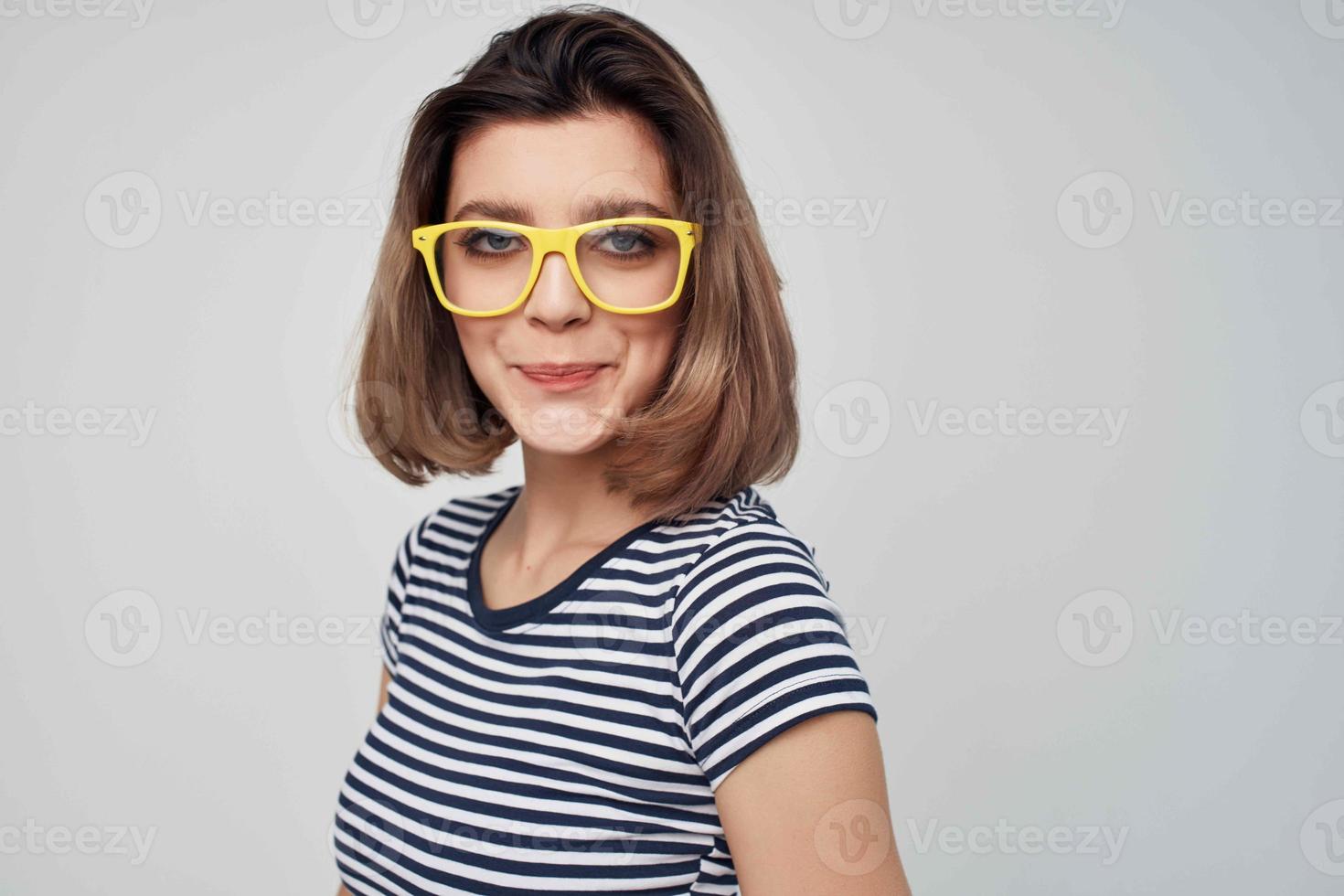 alegre mulher dentro listrado camiseta cortada fundo moda foto