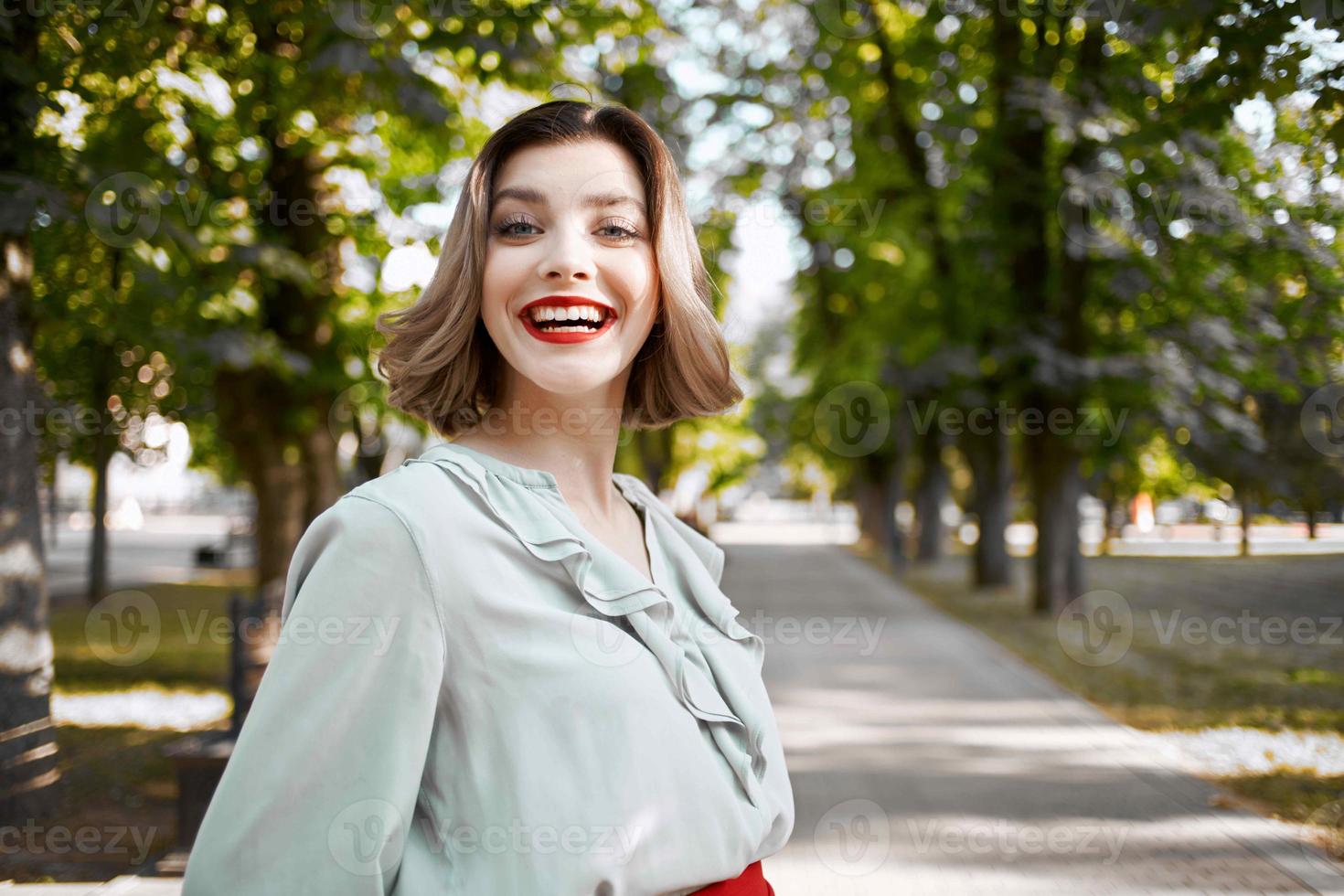 Loiras dentro uma vermelho saia dentro a parque ao ar livre fresco ar foto