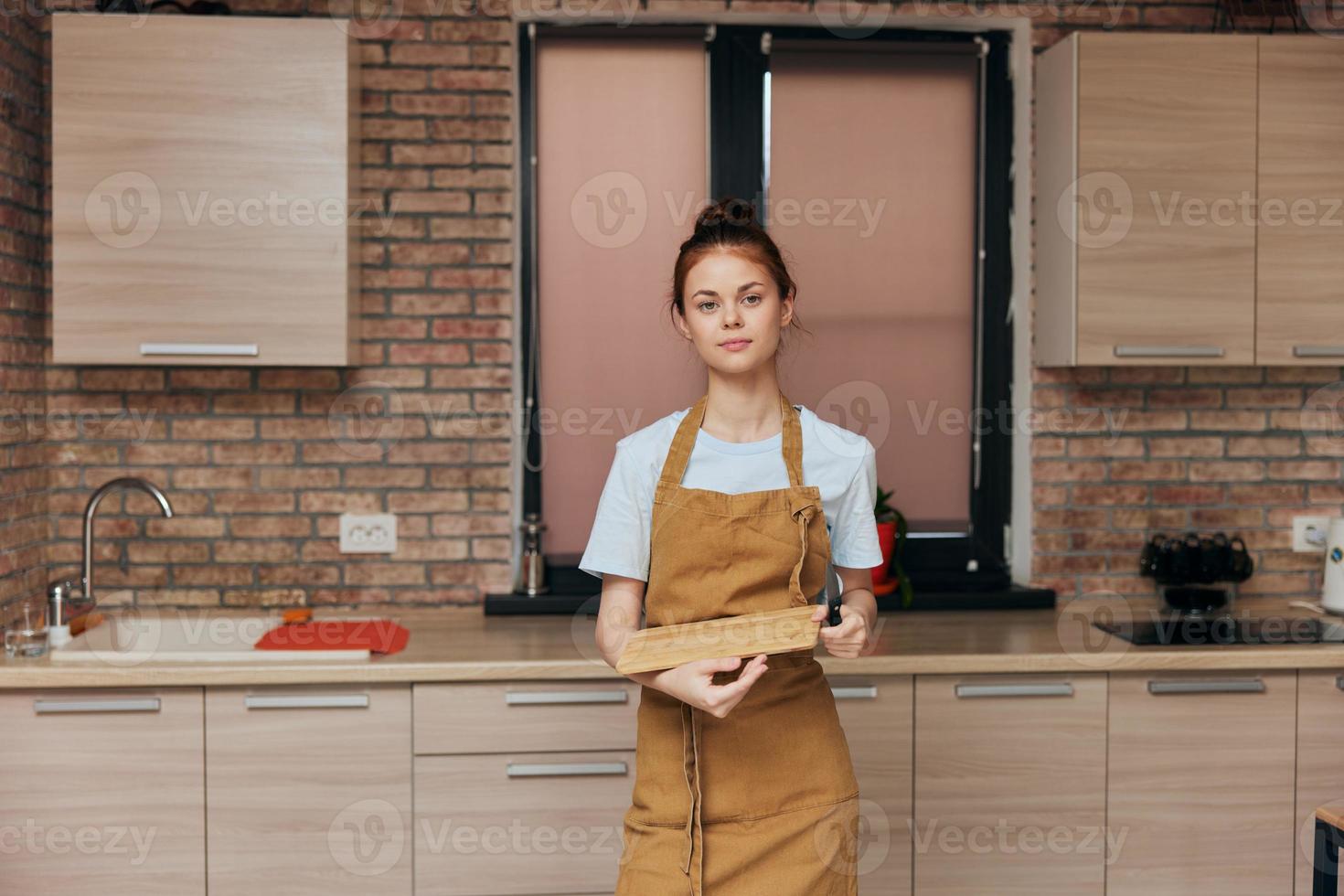 uma dona de casa dentro a avental dentro a cozinha corte borda com faca tarefas domésticas família conceito foto