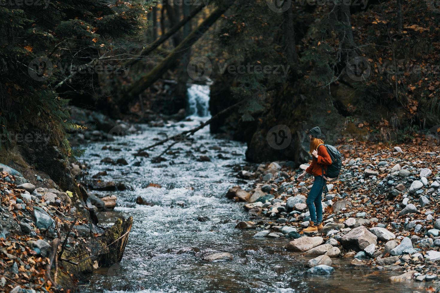 mulher turista fotografando natureza rio floresta montanhas foto