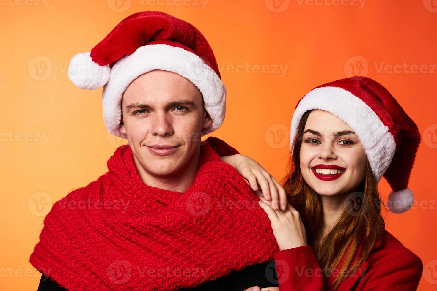 engraçado homem e mulher Natal santa chapéu amizade vermelho fundo foto
