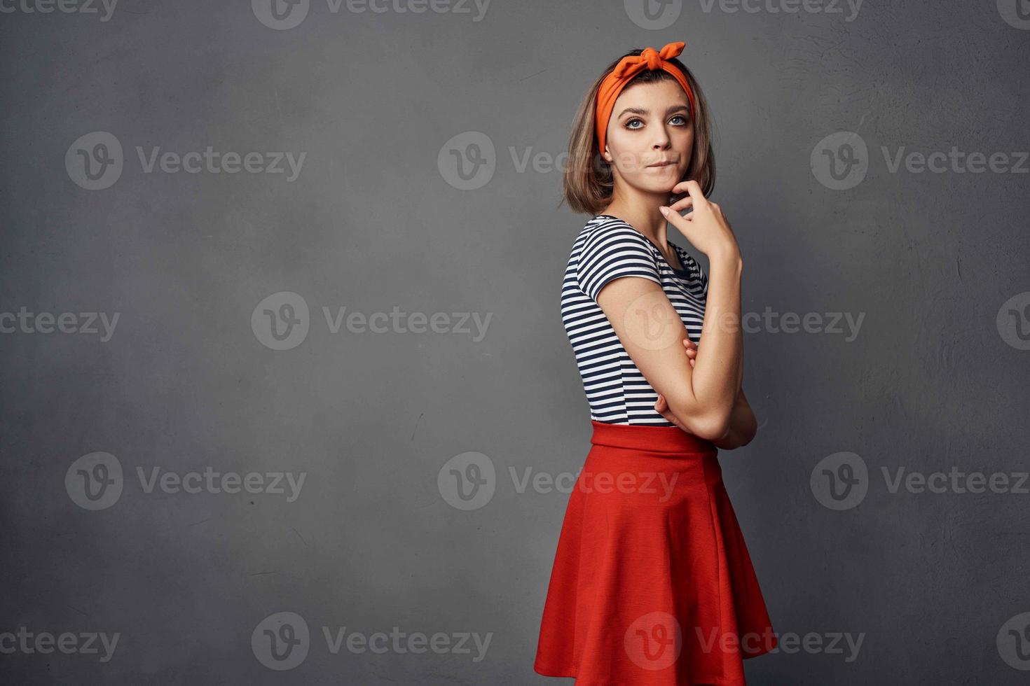 mulher com laranja arco de cabelo moda moderno estilo verão foto