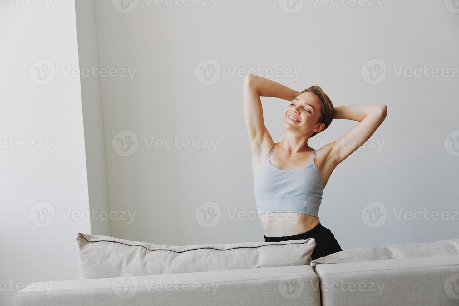 feliz mulher sorrir deitado às casa em a sofá relaxante em uma final de semana às casa com uma curto corte de cabelo cabelo sem filtros em uma branco fundo, livre cópia de espaço foto