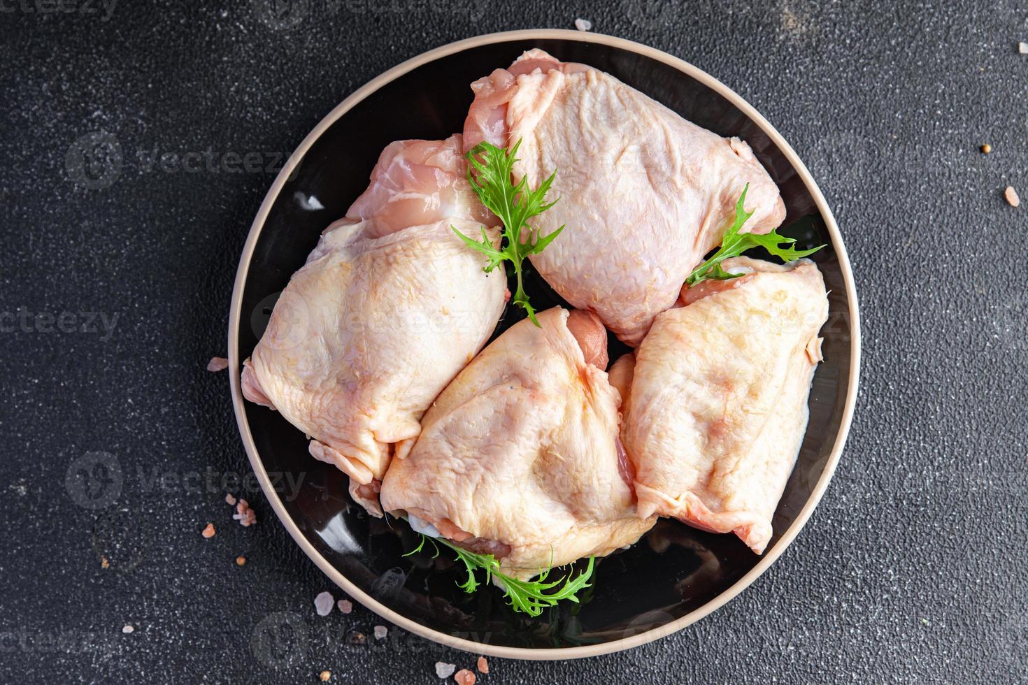 cru frango coxa frango pernas carne refeição Comida lanche em a mesa cópia de espaço Comida fundo rústico topo Visão foto