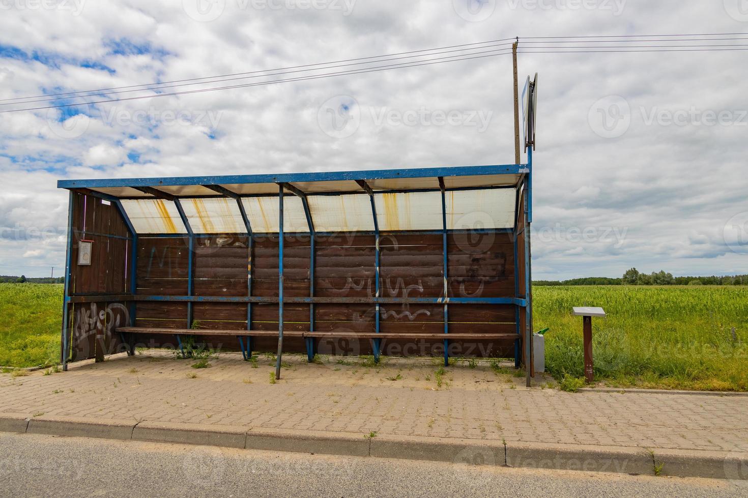 a velho galpão às uma ônibus Pare em uma país estrada em algum lugar dentro Polônia foto