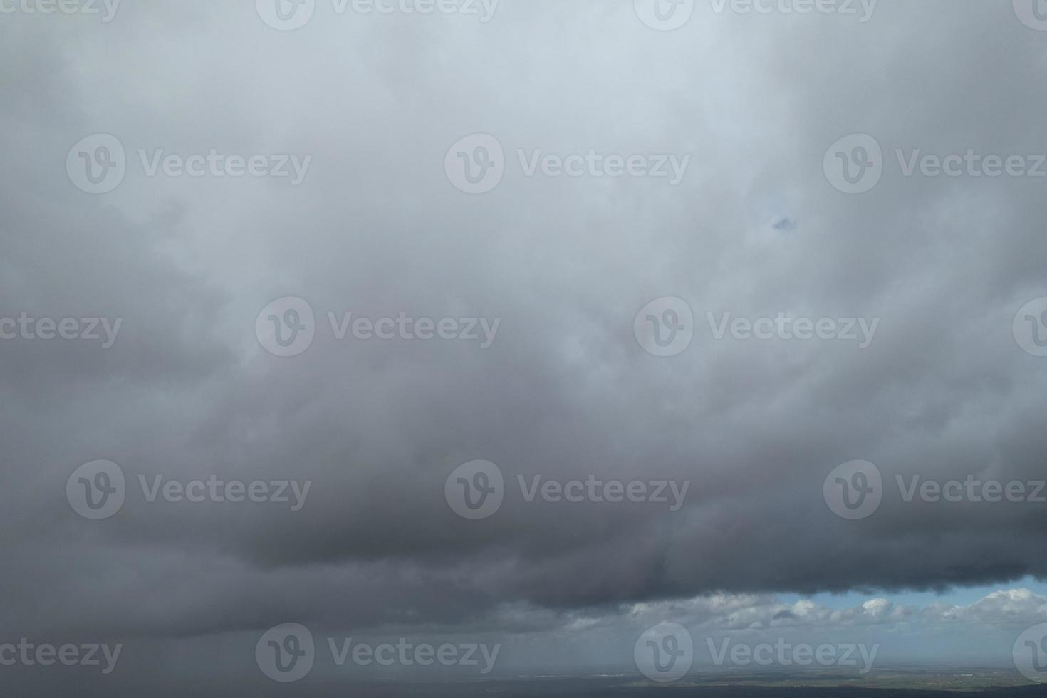 dramático e chuva nuvens sobre Inglaterra foto