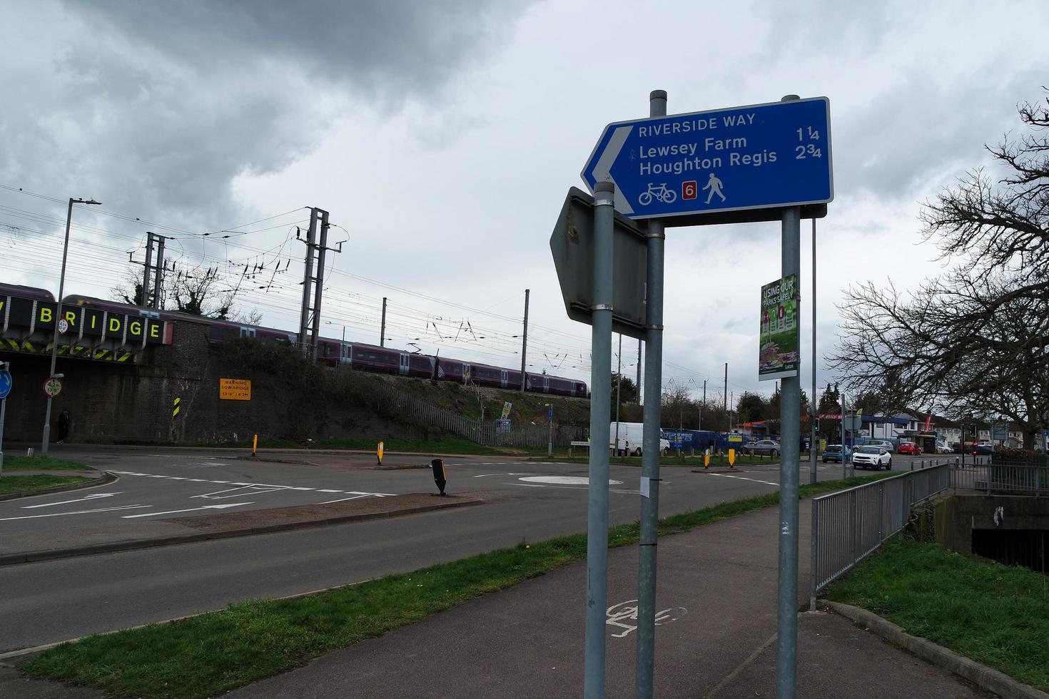 baixo ângulo Visão do centro da cidade cidade Centro do britânico cidade Londres luton Cidade do Inglaterra Reino Unido. a imagem estava capturado às central luton cidade durante uma frio e nublado tarde do 26 de março de 2023 foto