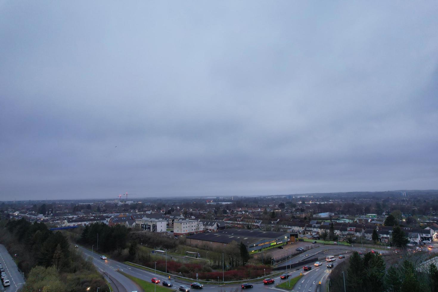 lindo Visão do luton Cidade do Inglaterra durante nublado pôr do sol. imagem estava capturado em 29 de março de 2023 às Centro do luton cidade do Reino Unido. foto