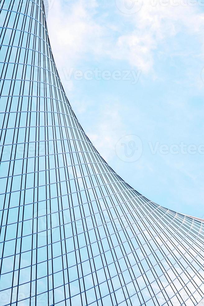 detalhe do contemporâneo vidro prédio, moderno urbano arquitetura foto