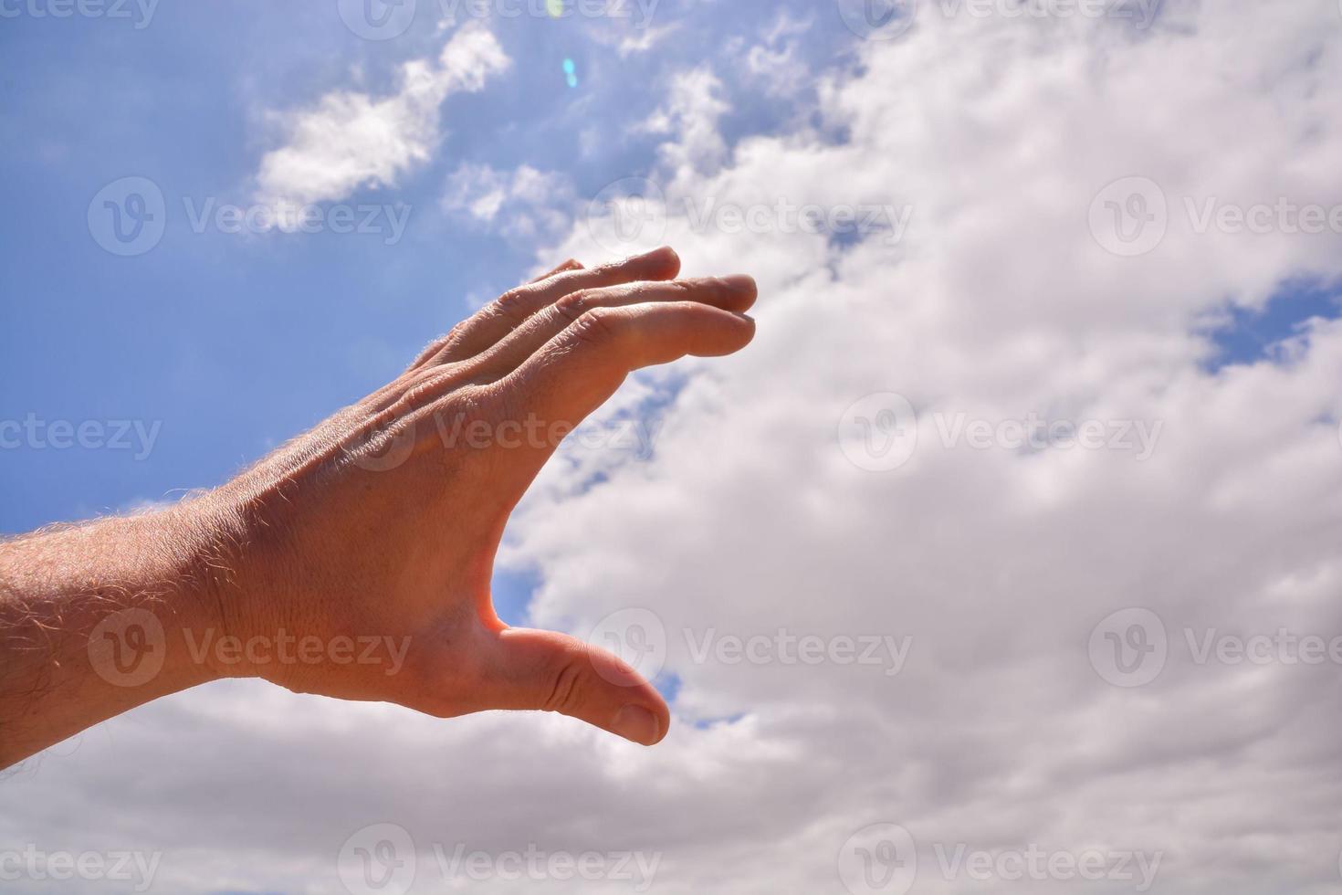 mão sobre a nuvens foto