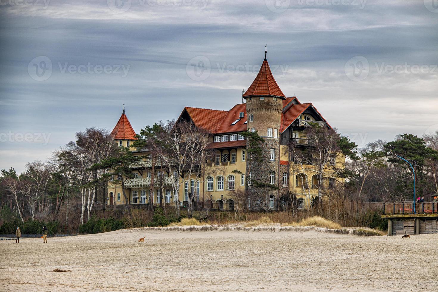 outono inverno Visão do a velho hotel em a de praia dentro leba dentro Polônia foto