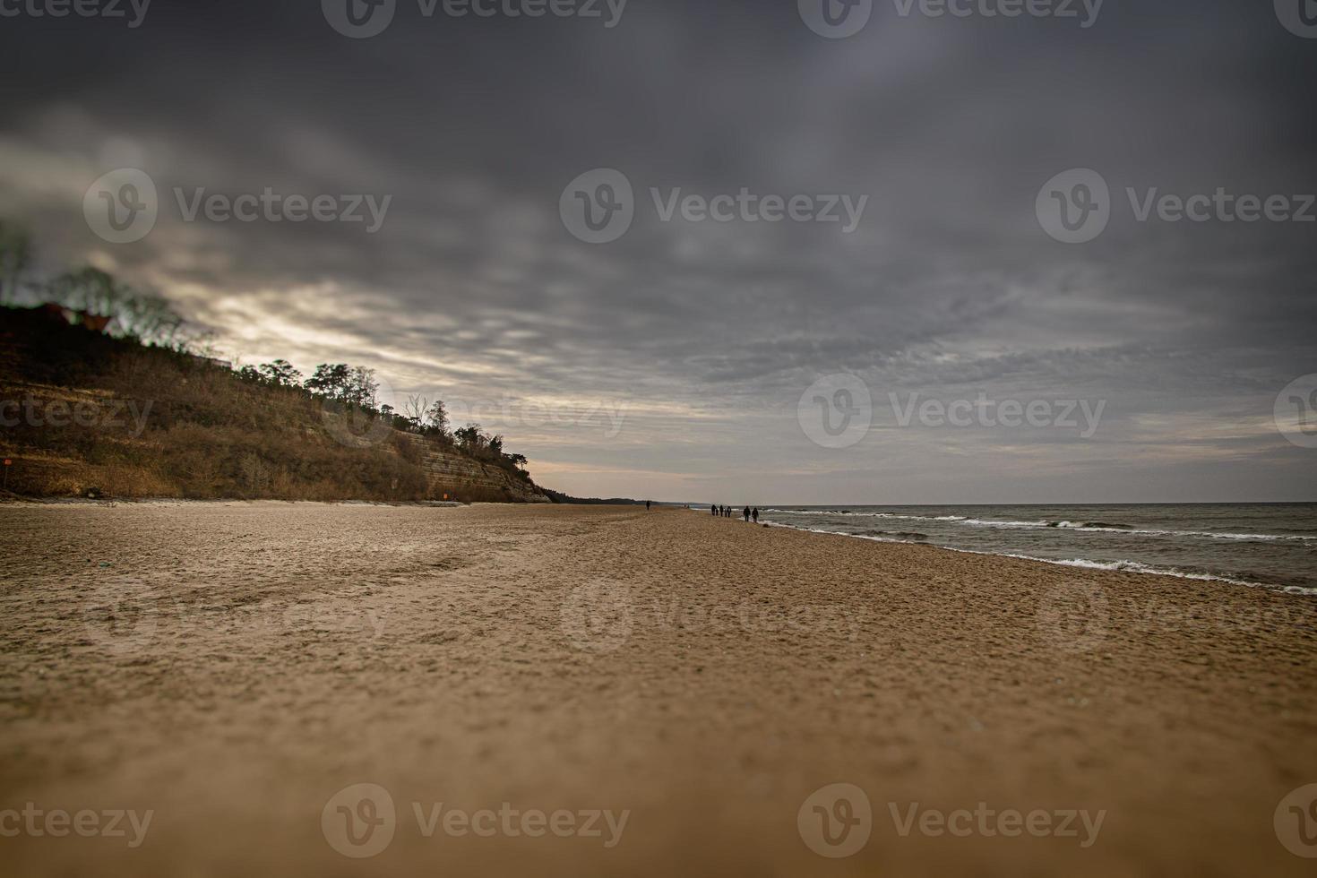 calma panorama do a de praia em a polonês báltico mar em uma nublado fevereiro dia foto