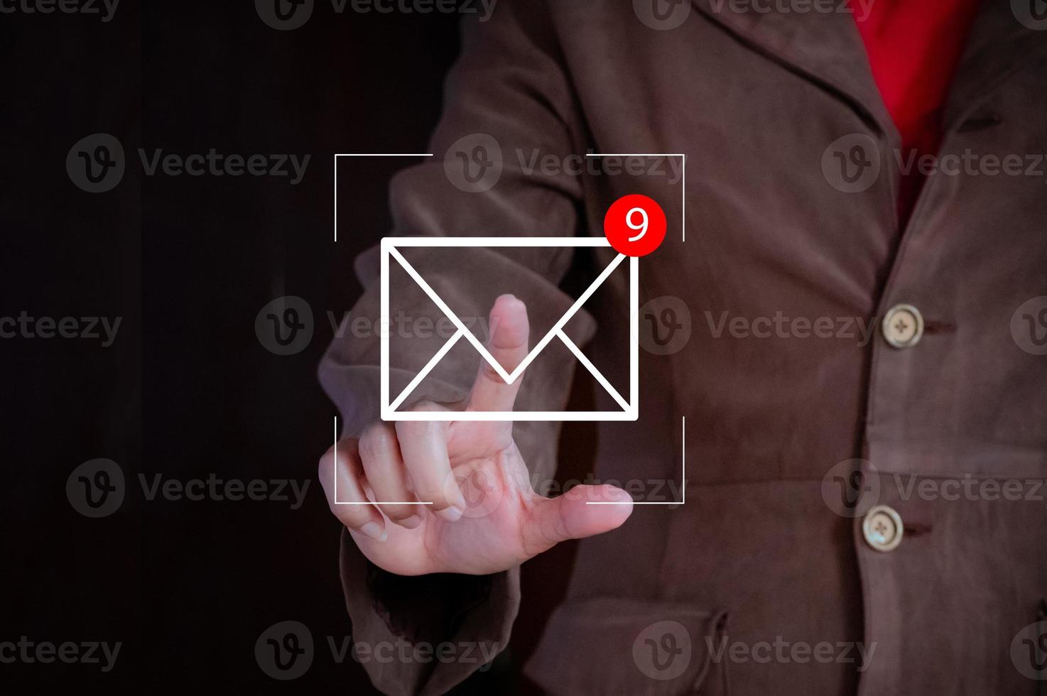 Novo o email notificação conceito para o negócio o email comunicação e digital marketing. o negócio pessoas toque em o email dentro virtual tela. foto