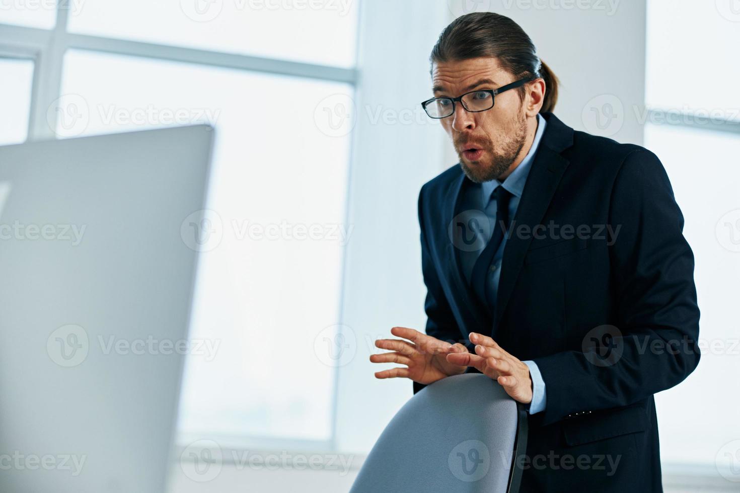 a homem dentro uma terno dentro a escritório gestos com dele mãos executivo foto