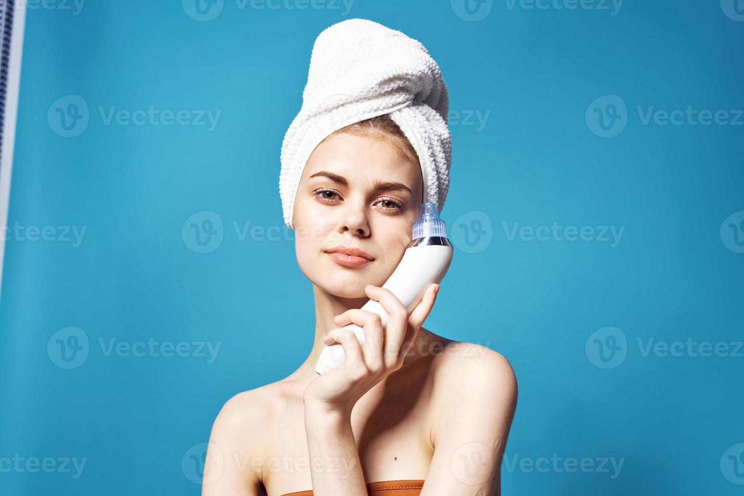 mulher segurando dentro mãos facial limpeza spa tratamentos foto