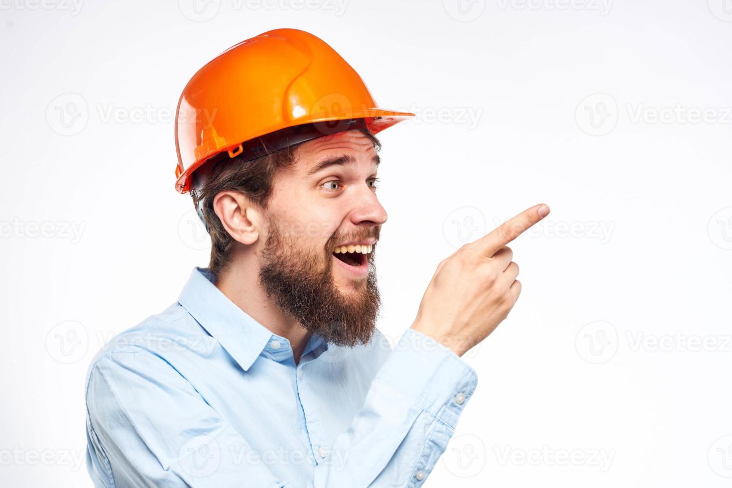 engenheiro dentro laranja Difícil chapéu segurança trabalhos construção indústria foto